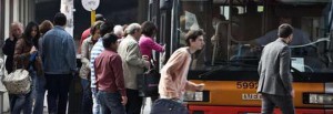 Persone in attesa dei mezzi pubblici alla Stazione Tiburtina durante lo sciopero nazionale di 24 ore proclamato da Fast Confsal per i dipendenti dell'Atac e del Consorzio Roma Tpl Scarl che gestisce tutte le linee bus periferiche, Roma, 3 maggio 2013.  ANSA/MASSIMO PERCOSSI