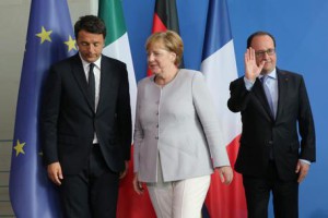epa05394825 German Chancellor Angela Merkel (CDU), French President Francois Hollande (r) and Italian Prime Minister Matteo Renzi leave the stage following a press conference, after meetings in the wake of Britain's referendum vote to leave the EU, in Berlin, Germany, 27 June 2016.  EPA/KAY NIETFELD