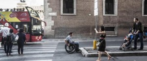 17/09/2016 Roma, Un' impossibile giornata a Roma insieme a un ragazzo disabile, nella foto barriere architettoniche che impediscono la normale mobilità a piazza Venezia