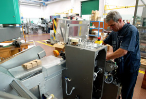 Un lavoratore metalmeccanico in una fabbrica di Bologna, in una immagine del 08 luglio 2005. Il prodotto interno lordo dell'Italia nel secondo trimestre del 2010 e' aumentato dello 0,4% rispetto al trimestre precedente e dell'1,1% rispetto allo stesso periodo del 2009. Lo comunica l'Istat nella stima preliminare. ANSA/GIORGIO BENVENUTI/DRN