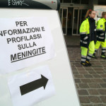 Un cartello in un ospedale che indica dove dirigersi per la profilassi della meningite, in un'immagine d'archivio.    ANSA/FRANCO TANEL