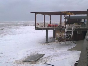 I danni provocati dalle violenti mareggiate sulla costa ionica del reggino