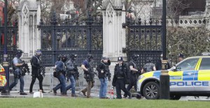 Armed police officers enter the Houses of Parliament in London, Wednesday, March 23, 2017 after the House of Commons sitting was suspended as witnesses reported sounds like gunfire outside.(ANSA/AP Photo/Kirsty Wigglesworth) [CopyrightNotice: AP 2017]
