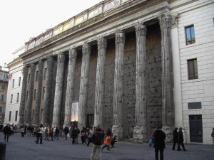 Roma,_Piazza_di_Pietra_-_Tempio_di_Adriano