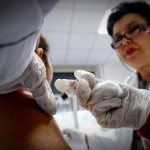 Un bambino viene vaccinato in un ambulatorio della Asl di Napoli, 3 novembre 2016. ANSA / CIRO FUSCO