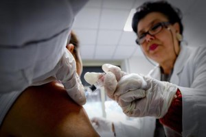 Un bambino viene vaccinato in un ambulatorio della Asl di Napoli, 3 novembre 2016. ANSA / CIRO FUSCO