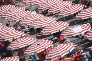 Una spiaggia affollata in un'immagine d'archivio. ANSA/LUCA ZENNARO