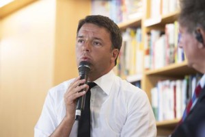 Il segretario del Pd Matteo Renzi, durante la presentazione del suo libro ''Avanti'' presso il Centro Commerciale i Granai a Roma, 20 luglio 2017. ANSA/US/ TIBERIO BARCHIELLI