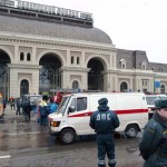 Ambulanze e polizia dopo l'attentato davanti l'entrata della stazione metropolitana Paveletskaia di Mosca il 6 febbraio 2004. Una bomba, forse trasportata da uno o più kamikaze, esplode su un convoglio della metropolitana tra le stazioni Paveletskaia e Avtozavodskaia, a ridosso del centro di Mosca. L'esplosione causa 41 morti e 134 feriti. ANSA / SERGEI CHIRIKOV