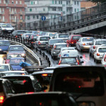 20081112 - ROMA -  ENV -  ISTAT:SOFFOCATI DA TRAFFICO,1 SU 3 NON BEVE ACQUA RUBINETTO -  Nell'immagine di archivio , una strada romana congestionata dal traffico automobilistico.   Italiani sempre afflitti da traffico, rumore e inquinamento, mentre ancora tanti, un terzo in tutto, non si fidano a bere l'acqua di rubinetto. Questo il quadro dei problemi avvertiti di piu' sul fronte ambientale dalle famiglie nella zona in cui abitano, secondo la fotografia scattata in un'indagine dell'Annuario statistico italiano 2008. ARCHIVIO ANSA /JI