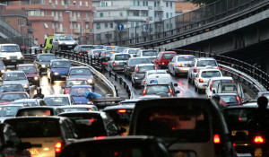 20081112 - ROMA -  ENV -  ISTAT:SOFFOCATI DA TRAFFICO,1 SU 3 NON BEVE ACQUA RUBINETTO -  Nell'immagine di archivio , una strada romana congestionata dal traffico automobilistico.   Italiani sempre afflitti da traffico, rumore e inquinamento, mentre ancora tanti, un terzo in tutto, non si fidano a bere l'acqua di rubinetto. Questo il quadro dei problemi avvertiti di piu' sul fronte ambientale dalle famiglie nella zona in cui abitano, secondo la fotografia scattata in un'indagine dell'Annuario statistico italiano 2008. ARCHIVIO ANSA /JI