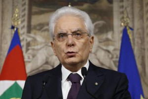 Il presidente della Repubblica Sergio Mattarella parla ai giornalisti al Quirinale, Roma, 27 maggio 2018. ANSA/FABIO FRUSTACI