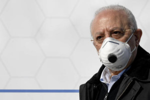 The governor of the Campania region, Vincenzo De Luca, accompanied by Ciro Verdoliva director of the Local Health Authority Napoli-1, visiting the construction site, in the area of 'the 'Ospedale del Mare' where the modular units are being set up to take care who contracted Covid-19, 7 april 2020 ANSA / CIRO FUSCO