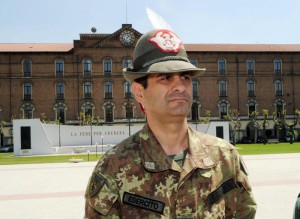 Il generale Francesco Paolo Figliuolo davanti alla Caserma Garibaldi di Corso Quattro Novembre,  17 maggio 2010, Torino.  TONINO DI MARCO