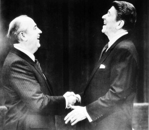 Il leader russo Mikhail Gorbaciov e il presidente americano Ronald Reagan a Ginevra il 21 novembre 1985.  ANSA