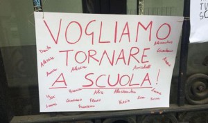 Roma, 9 apr. (askanews) - Nuova protesta, domani, del mondo della scuola per chiedere al governo "l'immediato rientro in classe di tutti gli studenti" e "per dire basta all'uso smodato della didattica a distanza, sia in tempo di pandemia che eventualmente dopo". L'appuntamento è a Roma, in Piazza del Popolo dalle ore 15, dove per una manifestazione nazionale si è data appuntamento la Rete Nazionale "Scuola in Presenza", realtà apartitica e trasversale che raggruppa oltre 30 comitati e associazioni di genitori, insegnanti e studenti di tutta Italia con oltre 40.000 aderenti e sostenitori. Nelle ultime settimane i comitati della Rete hanno già organizzato diverse manifestazioni per chiedere la riapertura delle scuole, con sit-in e presìdi di fronte gli istituti scolastici e i palazzi delle istituzioni di varie città. "La vera scuola è solo in presenza e senza scuola non c'è futuro", sottolinea la Rete, ricordando che anche se il governo "con l'art. 2 del Decreto Legge n.44 ha disposto anche in zona rossa il rientro in classe degli studenti delle scuole dell'infanzia, delle scuole primarie e di quelli del primo anno di scuola secondaria di primo grado", la decisione è "insufficiente per la salvaguardia del benessere psicofisico dei preadolescenti e dei ragazzi delle superiori, moltissimi dei quali in didattica a distanza da oltre un anno, con conseguenze disastrose".  Inoltre "in alcune Regioni si insiste a non bilanciare adeguatamente diritto alla salute e diritto all'istruzione con continui provvedimenti incongruenti di chiusura, anche delle classi del primo ciclo. In questi giorni, specialmente nel Sud Italia, sono gli stessi sindaci e governatori a sbarrare i cancelli delle scuole, persino a studenti disabili e con bisogni educativi speciali, attraverso ordinanze restrittive in palese contraddizione con l'ultimo decreto legge del Governo Draghi". In sostanza la Rete Nazionale "Scuola in Presenza" chiede quindi che "si mettano in atto rapidamente tutte le misure necessarie allo svolgimento delle lezioni in sicurezza e in presenza per ogni ordine e grado di istruzione, a prescindere dall'automatismo delle 'zone a colori'"; e che "si rigetti l'uso prolungato e indiscriminato della Didattica a Distanza come strumento di insegnamento in quanto inefficace, svilente per gli insegnanti, discriminatorio per gli studenti provenienti da famiglie fragili e lesivo nei confronti degli alunni con disabilità o difficoltà di apprendimento".