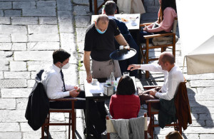 Ultimo giorno di apertura di bar e ristoranti, che da domani saranno chiusi, a causa della zona Arancione di rischio per Covid-19, emanata dal Governo, in cui e' stata riclassificata la Liguria dopo gli ultimi dati sui contaggi. I locali potranno rimanere aperti solo per l'asporto Genova e in determinate fasce orarie. Genova, 10 novembre 2020. ANSA/LUCA ZENNARO