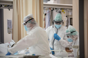 Operatori sanitari, che indossano tute protettive mediche e mascherine, al lavoro nella  terapia intensiva dell'Ospedale Sant'Orsola di Bologna, 12 novembre 2020.  Ansa/Max Cavallari